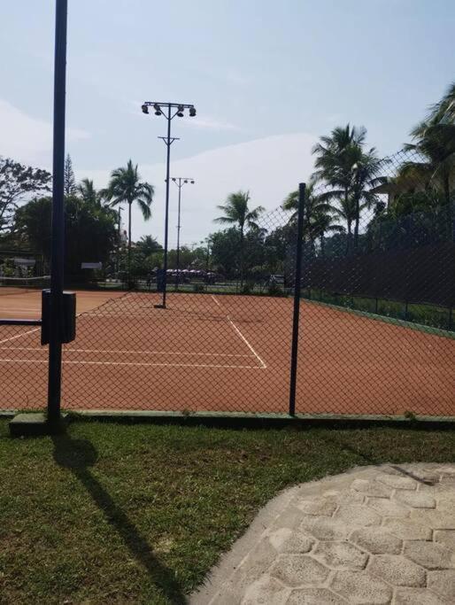 Wembley Tenis, Toninhas, Ubatuba-sp